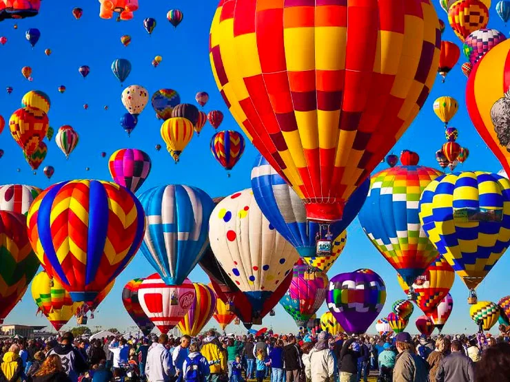 Festival Internacional del Globo — over 200 hot air balloons in León, Guanajuato