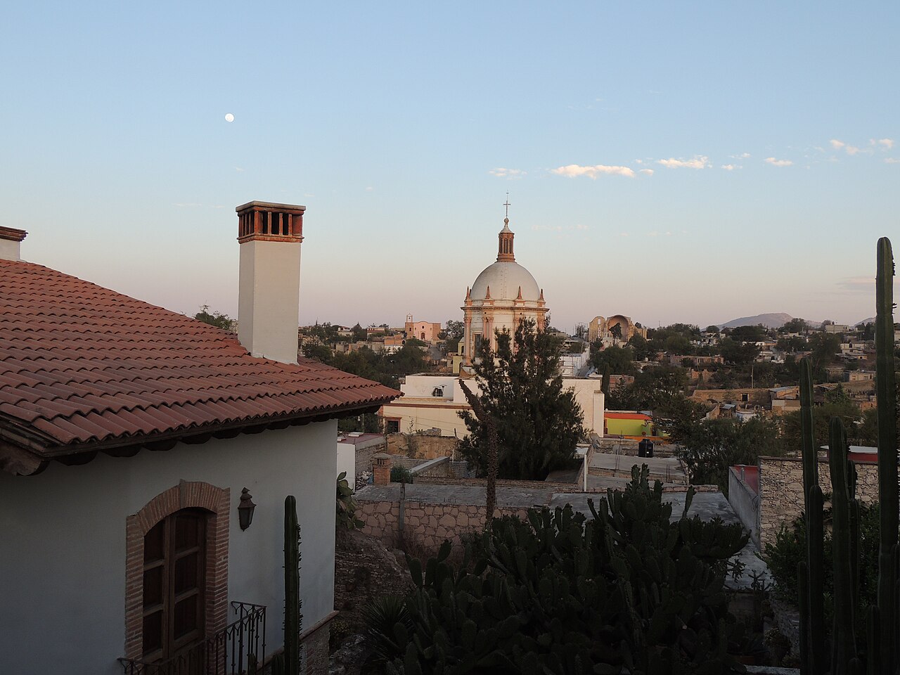 Mineral de Pozos — view of Parroquia San Pedro and the pueblo at sunset